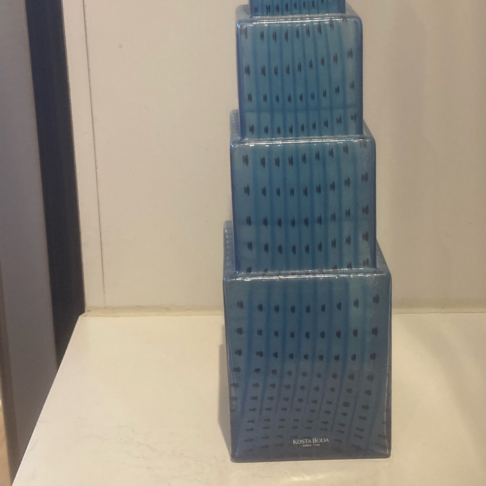 Kosta Boda Metropolis Skyscraper
Glass Vase Blue, white speckles.